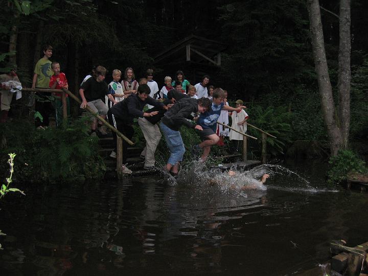 285 - Kluci konečně donesou Filipa do hráze.JPG